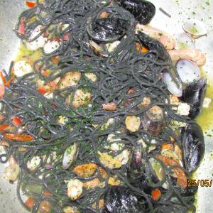 Chitarrina Nera Ai Frutti Di Mare