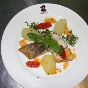 Filetto Di Ombrina Al Pomodorino E Basilico Con Patate Novelle .JPG